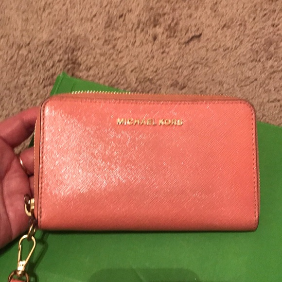 Michael Kors Handbags - Michael Kor’s wristlet pink🌺🦋